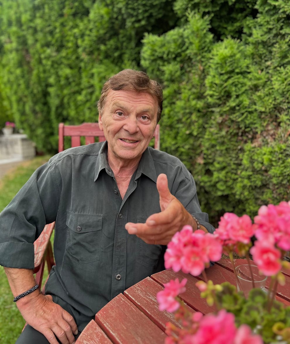 Nach einem ersten Eingriff am Herzen im Sommer meldete sich Pavel Trávníček aus seinem Garten bei BILD kündigte an: „Ich werde mich in Ruhe erholen und dann zurückkommen“
