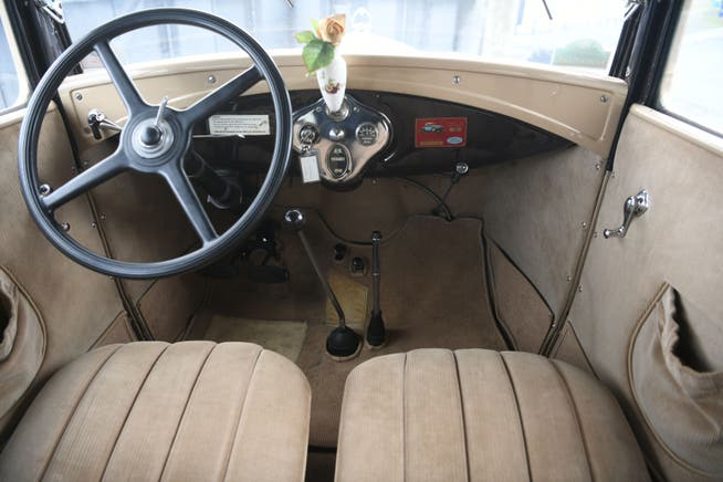 Die Rose im kargen Modell-A-Armaturenbrett könnte für die Hoffnung auf bessere Zeiten für Ford Köln stehen.