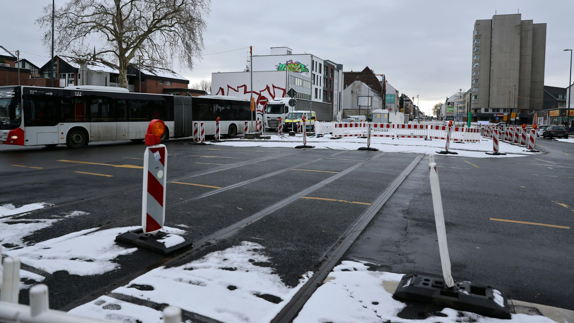 Die Kreuzung Schönhauser Straße ist seit langem ein Engpass. Autofahrer ignorieren immer wieder das Abbiegeverbot.