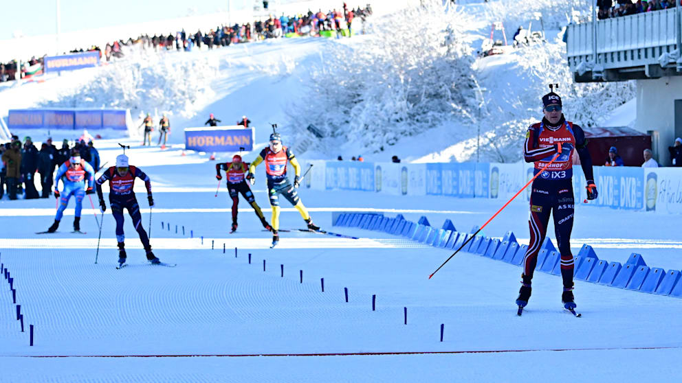 Fünf Läufer auf der Zielgeraden: Vetle Sjåstad Christiansen (r./33) führt Norwegen zum Sieg