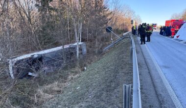 Verletzte in Thüringen: Reisebus mit Schülern auf A9 verunglückt | Regional
