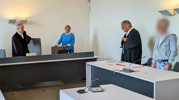 Ein Angeklagter mit seinem Verteidiger in einem Gerichtssaal in Osnabrück