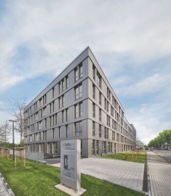 Das Bild zeigt das Gebäude der Bundesanstalt für Finanzdienstleistungsaufsicht (BaFin). Die moderne Architektur und die klare Gestaltung des Umfelds reflektieren die institutionelle Funktion. Clearstream Europe steht im Kontext der aktuellen regulatorischen Anforderungen.