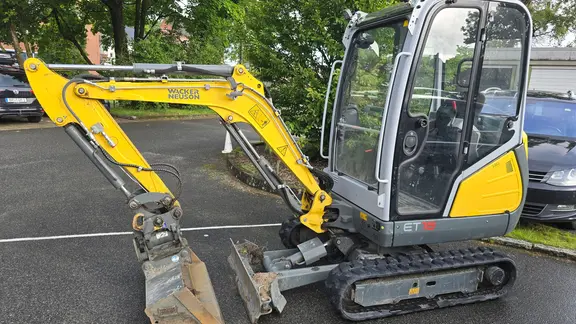Ein gelber Mini-Bagger | Polizeiinspektion Stade Ein gelber Mini-Bagger