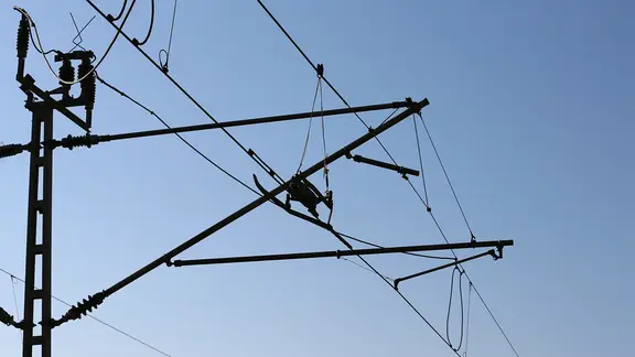 Oberleitungen von unten Richtung Himmel fotografiert. | NDR, Pavel Stoyan Oberleitungen von unten Richtung Himmel fotografiert.