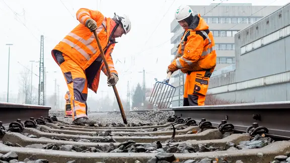 Bahnarbeiter arbeiten auf einer Bahnstrecke in Hamburg. | dpa, Daniel Bockwoldt Bahnarbeiter arbeiten auf einer Bahnstrecke in Hamburg.