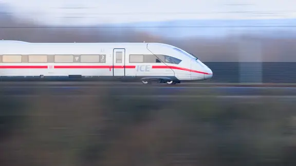 Ein ICE der Deutschen Bahn fährt in der Region Hannover.