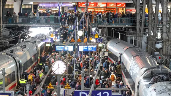 Viele Menschen stehen an dem Bahnhof in Hamburg-Harburg.