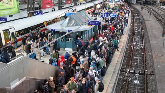 Ein voller Bahnsteig im Hamburger Hauptbahnhof nachdem der Bahnverkehr nach Wintersturm "Elli" langsam wieder anläuft