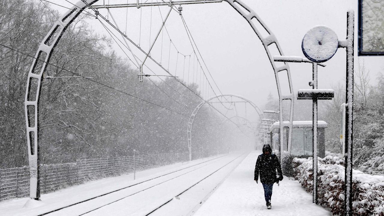 Zug- und Flugverkehr betroffen: Europa kämpft mit Winterwetter - tagesschau.de