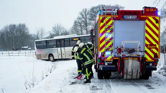Ein Bus ist bei Bassum (Landkreis Diepholz) von der schneeglatten Straße gerutscht. | Nord-West-Media TV Ein Bus ist bei Bassum (Landkreis Diepholz) von der schneeglatten Straße gerutscht.