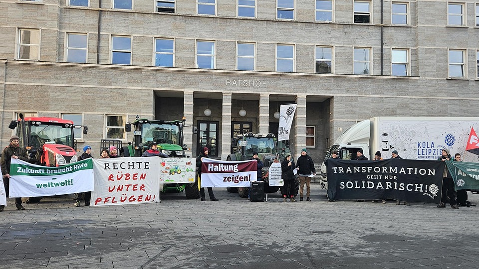 Trecker auf dem Marktplatz: Landwirte protestieren in Halle