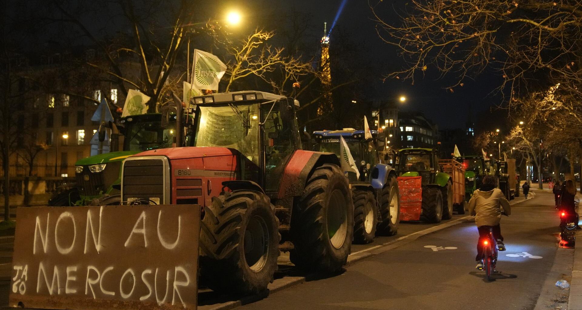 Landwirte parken ihre Traktoren in der Nähe der französischen Nationalversammlung in Paris, um gegen das EU-Mercosur-Handelsabkommen zu protestieren.