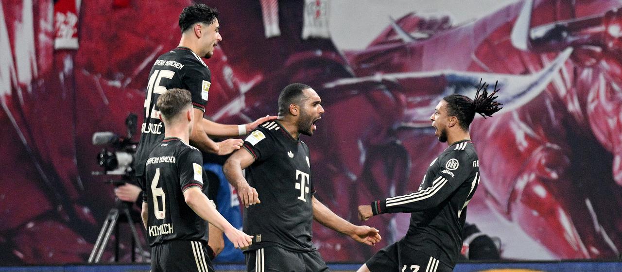 Bayerns Kimmich (v.l.), Pavlovic, Tah und Olise jubeln