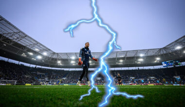 Daniel Peretz läuft über den Rasen, davor ein großer Blitz.