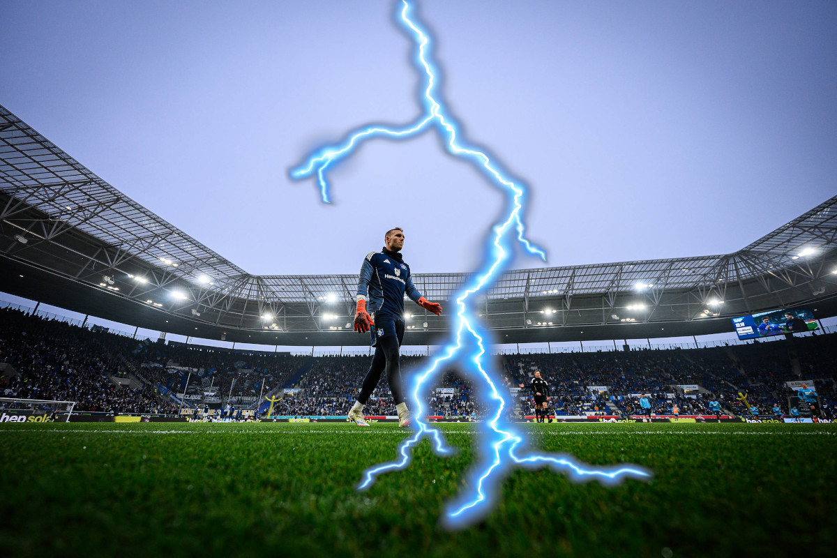 Daniel Peretz läuft über den Rasen, davor ein großer Blitz.