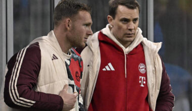 Manuel Neuer und Daniel Peretz unterhalten sich auf der Bayern-Bank.