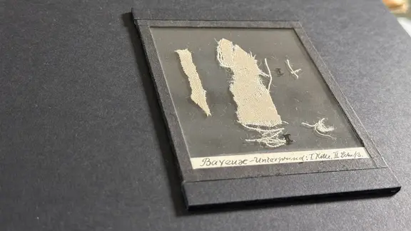 Die Fragmente des historischen Teppichs lagen seit 2022 im Landesarchiv. | NDR, Jörn Zahlmann Fragmente des Teppichs von Bayeux im Landesarchiv SH.