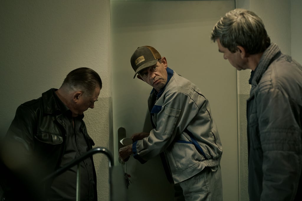 Henry Koitzsch (links) und Michael Lehmann (rechts) treffen auf Hausmeister Trojanowitz.