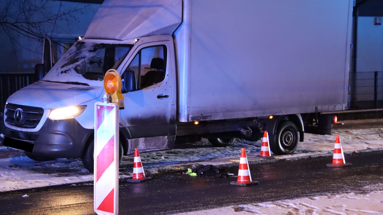 Fahrertür von Kugeln durchsiebt: Mann am Steuer seines Transporters erschossen | Regional