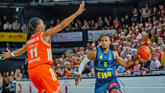 Oldenburgs James Woodard am Basketball