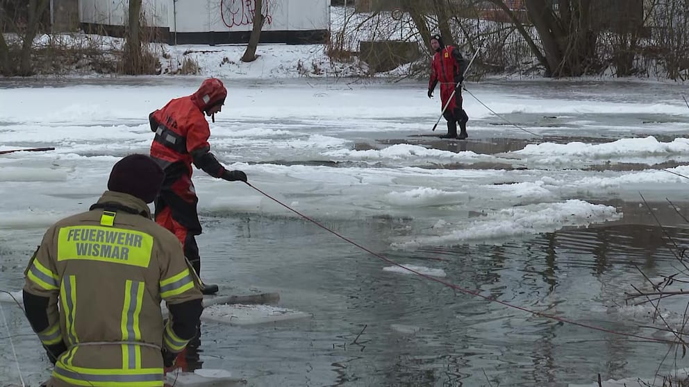Die Suche auf dem zugefrorenen Löschwasserteich dauerte Stunden an