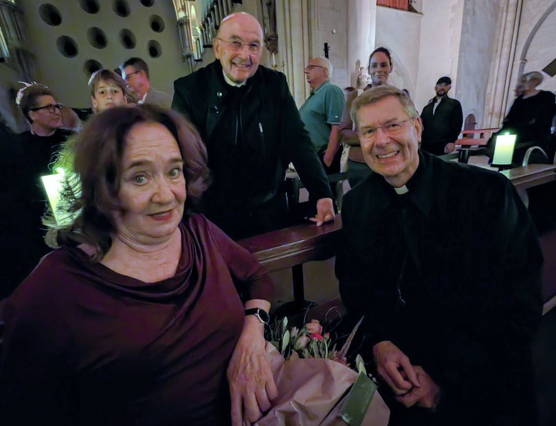 Die Lichtshow Luminiscence feierte am Donnerstag im Dom Premiere. Hier (v.l.) Mechthild Großmann, die Stimme der Show, Altbischof Felix Genn und Weihbischof Stefan Zekorn.