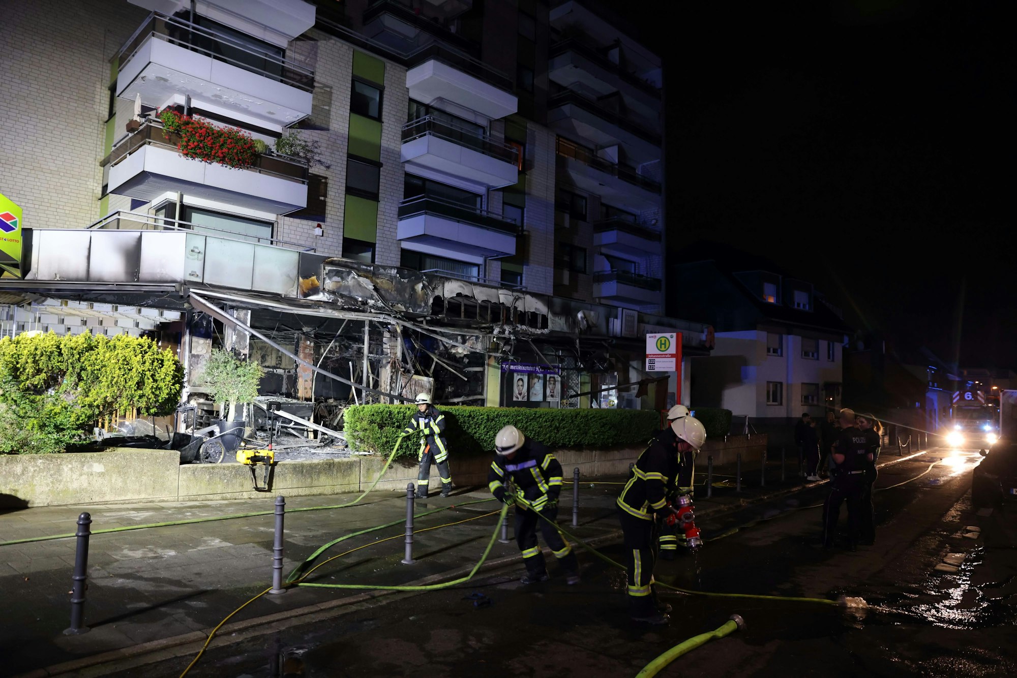 Aus dem Haus wurden 20 Mieter gerettet.