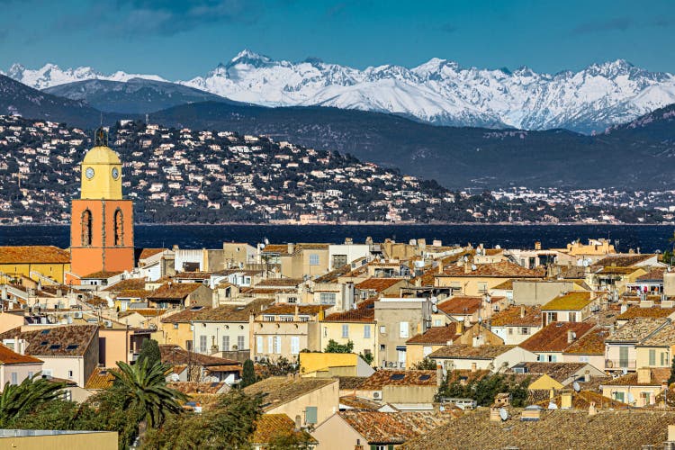 Zwischen dem Meer und den verschneiten Berggipfeln liegt Saint-Tropez.