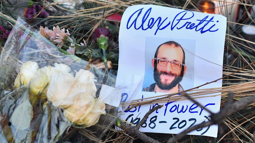 Blumen werden an einer improvisierten Gedenkstätte an der Stelle niedergelegt, wo Alex Pretti am Vortag von Bundes-Einwanderungsbeamten in Minneapolis erschossen wurde