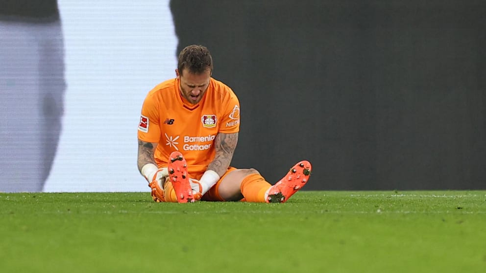 Flekken hält sich das rechte Bein, kurz danach muss er vom Platz