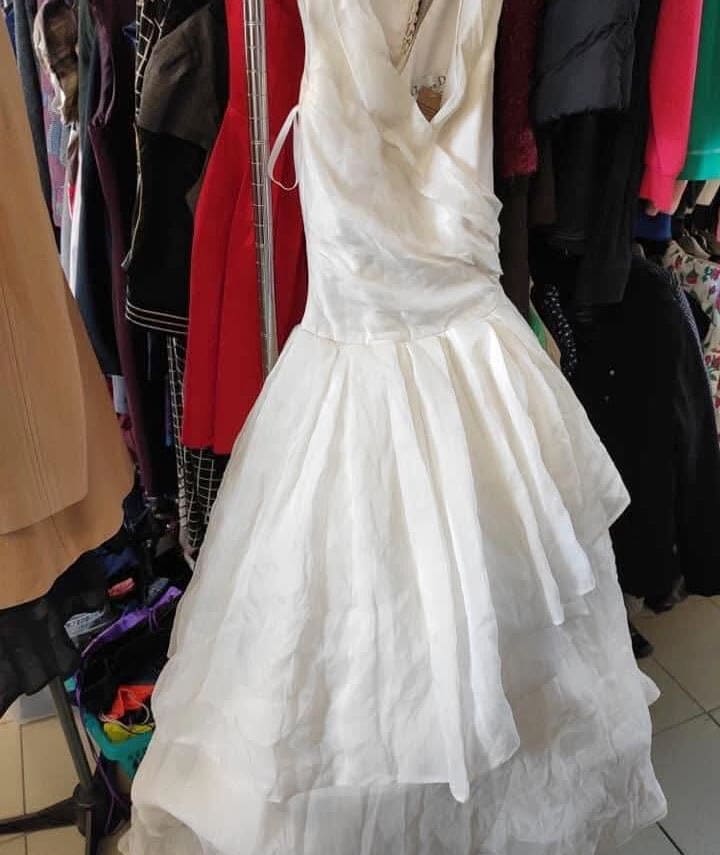 So unscheinbar hing die Luxus-Robe in einem gewöhnlichen Second-Hand-Shop in Polen