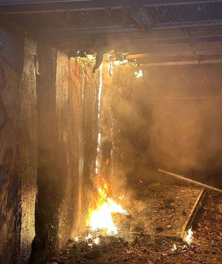 Die brennenden Starkstromkabel nach der Feuer-Attacke