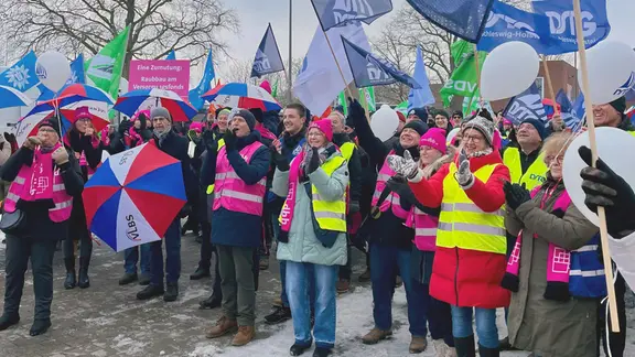 Eine Kundgebung in Kiel. | NDR, Jennifer Bruhn Eine Kundgebung in Kiel.