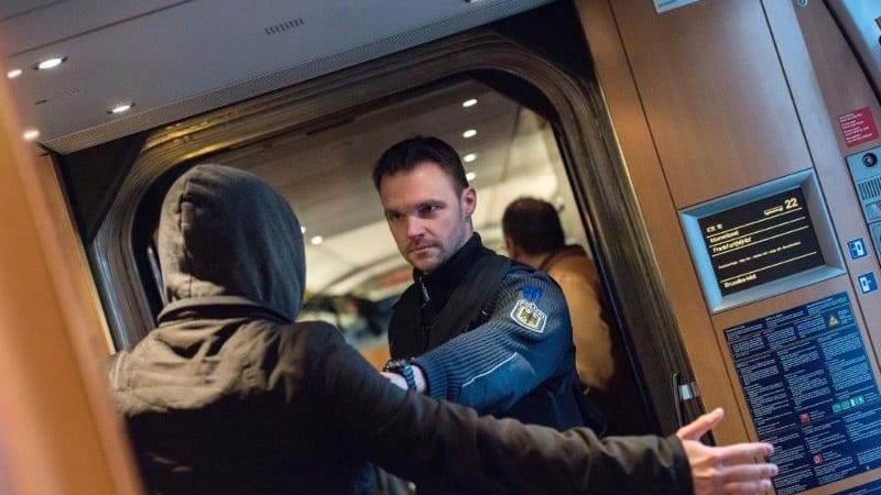 Beamte der Bundespolizei in einem Zug (Symbolbild): In einem Regionalzug mussten sie einschreiten.