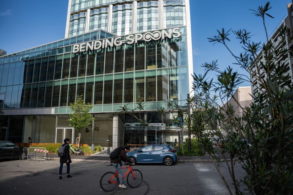 Bending Spoons Der italienische Techkonzern Bending Spoons gilt als möglicher Überraschungskandidat für einen Börsengang. Firmenchef Luca Ferrari sagte Reuters, das Unternehmen sei grundsätzlich jederzeit bereit für den Schritt an die Börse. Ein Debüt könnte demnach bereits 2026 erfolgen. Bending Spoons wächst vor allem durch Übernahmen: Zuletzt kaufte die Firma unter anderem die Videoplattform Vimeo, den Internetdienst AOL sowie den deutschen Outdoor-Routenplaner Komoot. Nach den Zukäufen soll das bereinigte operative Ergebnis 2026 auf rund 1,4 Mrd. Dollar steigen, nach etwa 700 Mio. Dollar im abgelaufenen Jahr. In einer Finanzierungsrunde im Oktober 2025 wurde Bending Spoons mit rund 11 Mrd. Dollar bewertet.