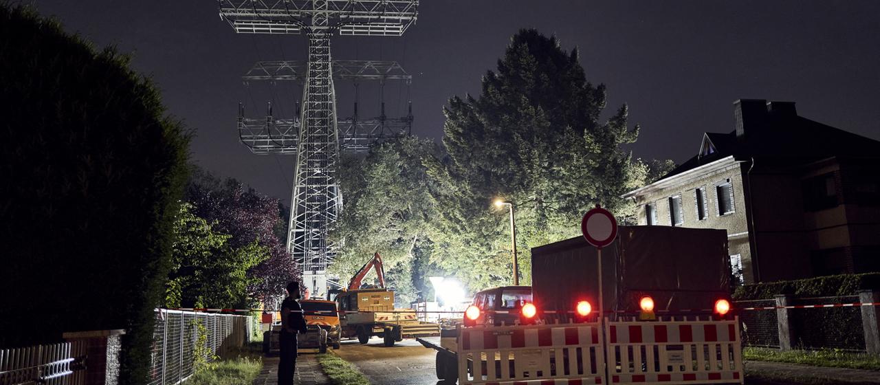 Reparaturarbeiten werden an einem beschädigten Strommast durchgeführt. | dpa Reparaturarbeiten werden an einem beschädigten Strommast durchgeführt.