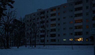 Zehntausende Haushalte sind seit Samstagmorgen im Berliner Südwesten ohne Strom, bei Minusgraden und Schneefall