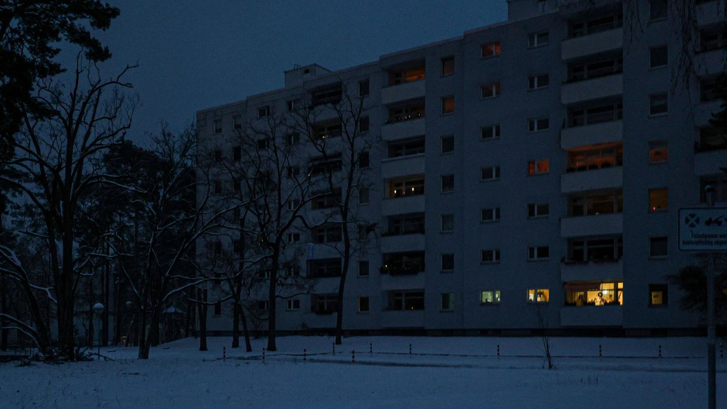 Zehntausende Haushalte sind seit Samstagmorgen im Berliner Südwesten ohne Strom, bei Minusgraden und Schneefall