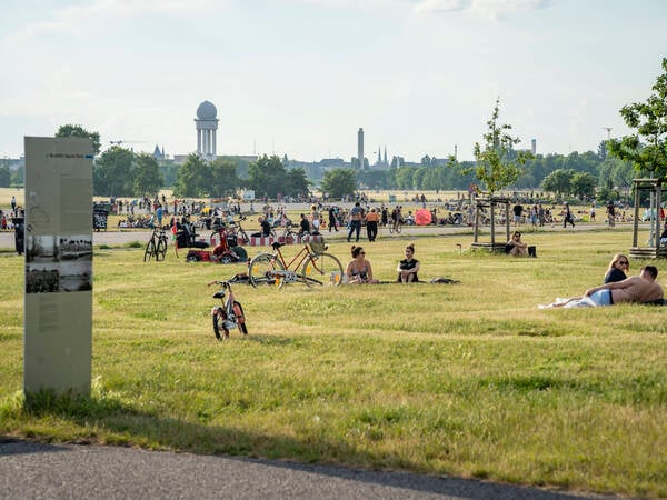 Berlin - Tempelhofer Feld Berlin - Tempelhofer Feld Das Tempelhofer Feld ist seit 2008 die offizielle Bezeichnung des heute als Park und Freizeitfläche genutzten Geländes des ehemaligen Flughafens Tempelhof in Berlin es ist eng verbunden mit der deutschen Militärgeschichte, Luftfahrtgeschichte und Fußballgeschichte. Park, Erholungsgebiet, Tempelhof, Flughafen, Freizeit, Hobby, Parklandschaft, Wahrzeichen, Erholung, Beteiligung, Bürgerbeteiligung, Partizipation, NS, Nationalsozialismus, *** Berlin Tempelhofer Feld Berlin Tempelhofer Feld Since 2008, Tempelhofer Feld has been the official name of the site of the former Tempelhof Airport in Berlin, which is now used as a park and leisure area. It is closely linked to German military his