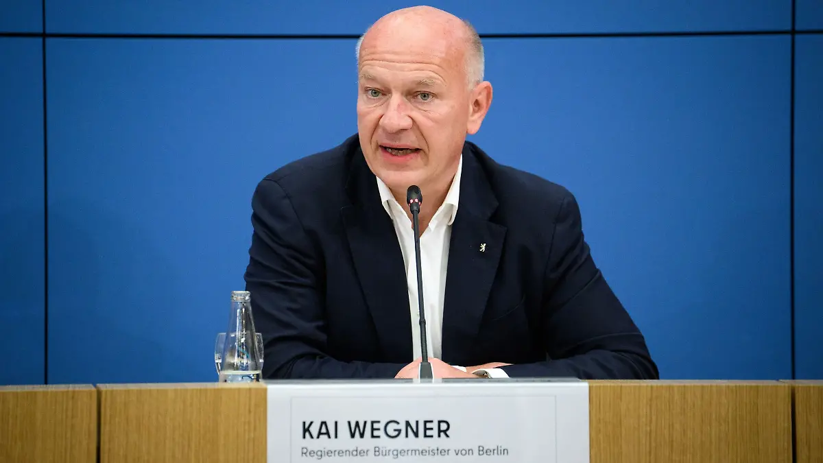 Berlins Regierender Bürgermeister Kai Wegner (CDU) weist Kritik seines künftigen SPD-Konkurrenten zurück.