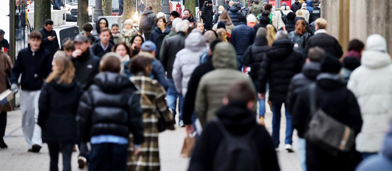 Passanten in der Innenstadt in Hamburg | dpa Passanten in der Innenstadt in Hamburg