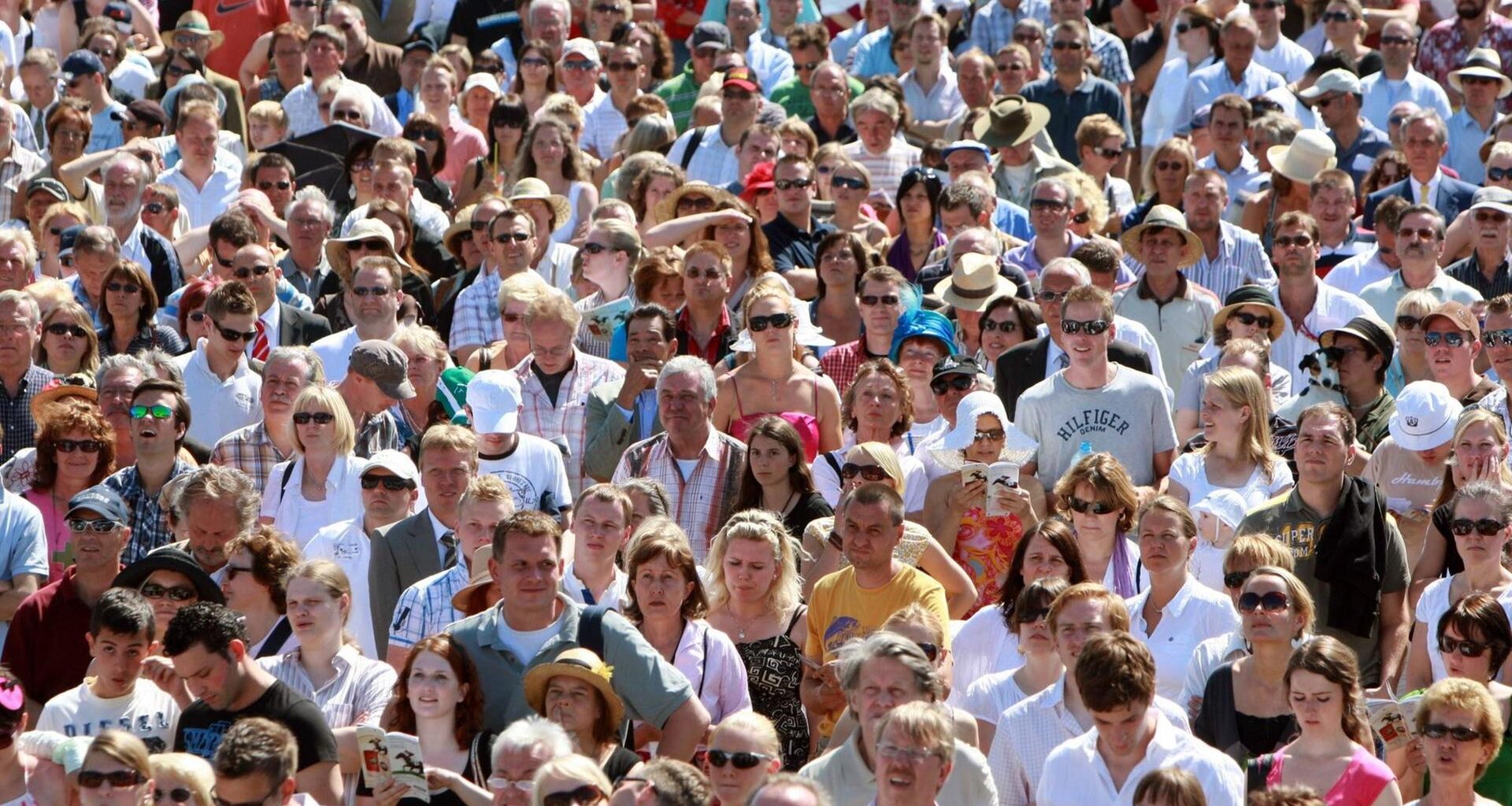 Hamburg, Hansestadt - Menschen beim Pferderennen auf der Galopprennbahn Hamburg-Horn.