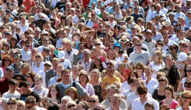 Hamburg, Hansestadt - Menschen beim Pferderennen auf der Galopprennbahn Hamburg-Horn.