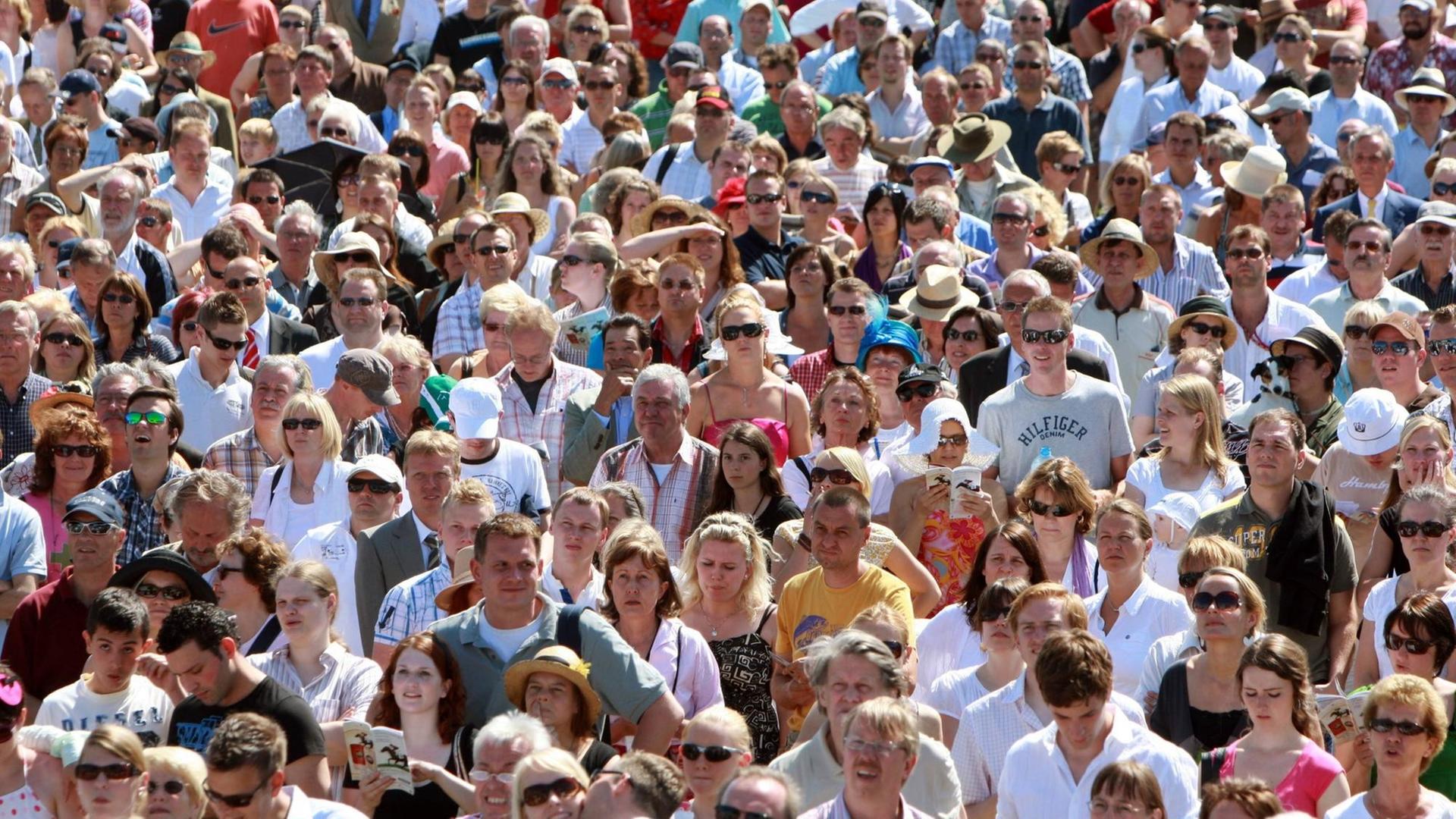 Hamburg, Hansestadt - Menschen beim Pferderennen auf der Galopprennbahn Hamburg-Horn. Hamburg, Hansestadt - Menschen beim Pferderennen auf der Galopprennbahn Hamburg-Horn.