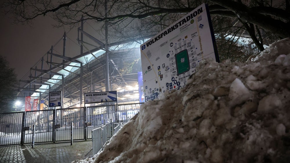 Die Bundesliga-Partie zwischen dem Hamburger SV und Bayer Leverkusen im Volksparkstadion ist wegen der Folgen des Winterwetters kurzfristig abgesagt worden.