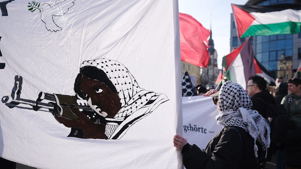 Friedenstaube, Kalaschnikow und Palästinenser-Flaggen: Die „Migrantifa“ ist in Leipzig-Connewitz aufmarschiert