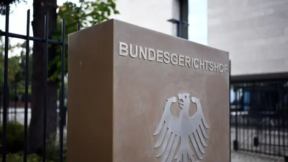 Ein Hinweisschild mit Bundesadler und der Aufschrift Bundesgerichtshof, aufgenommen vor dem Bundesgerichtshof (BGH). | picture alliance/dpa, Uli Deck Ein Hinweisschild mit Bundesadler und der Aufschrift Bundesgerichtshof, aufgenommen vor dem Bundesgerichtshof (BGH).