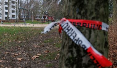 Ein Absperrband der Polizei an einem Spielplatz in Bielefeld.