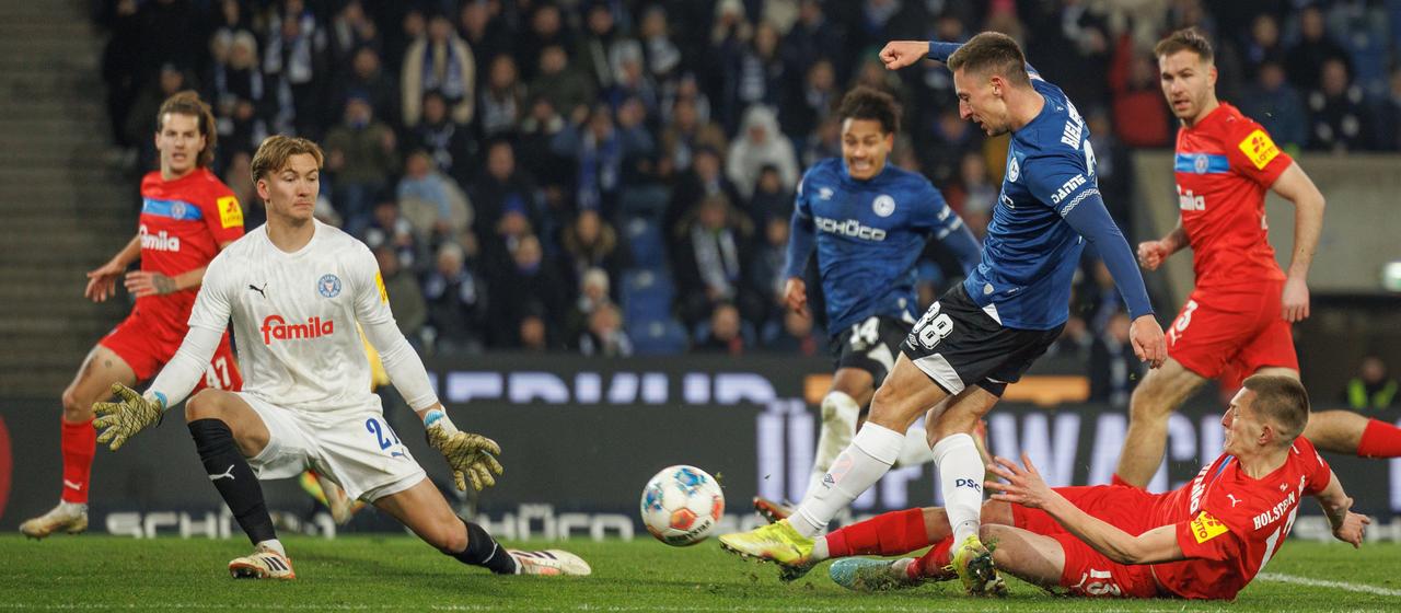Der Kieler Ivan Nekic (v. r.) foult den Bielefelder Marius Wörl und sieht dafür die Gelb-Rote Karte